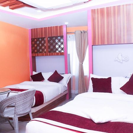 Om Tandoori Hotel カトマンズ エクステリア 写真