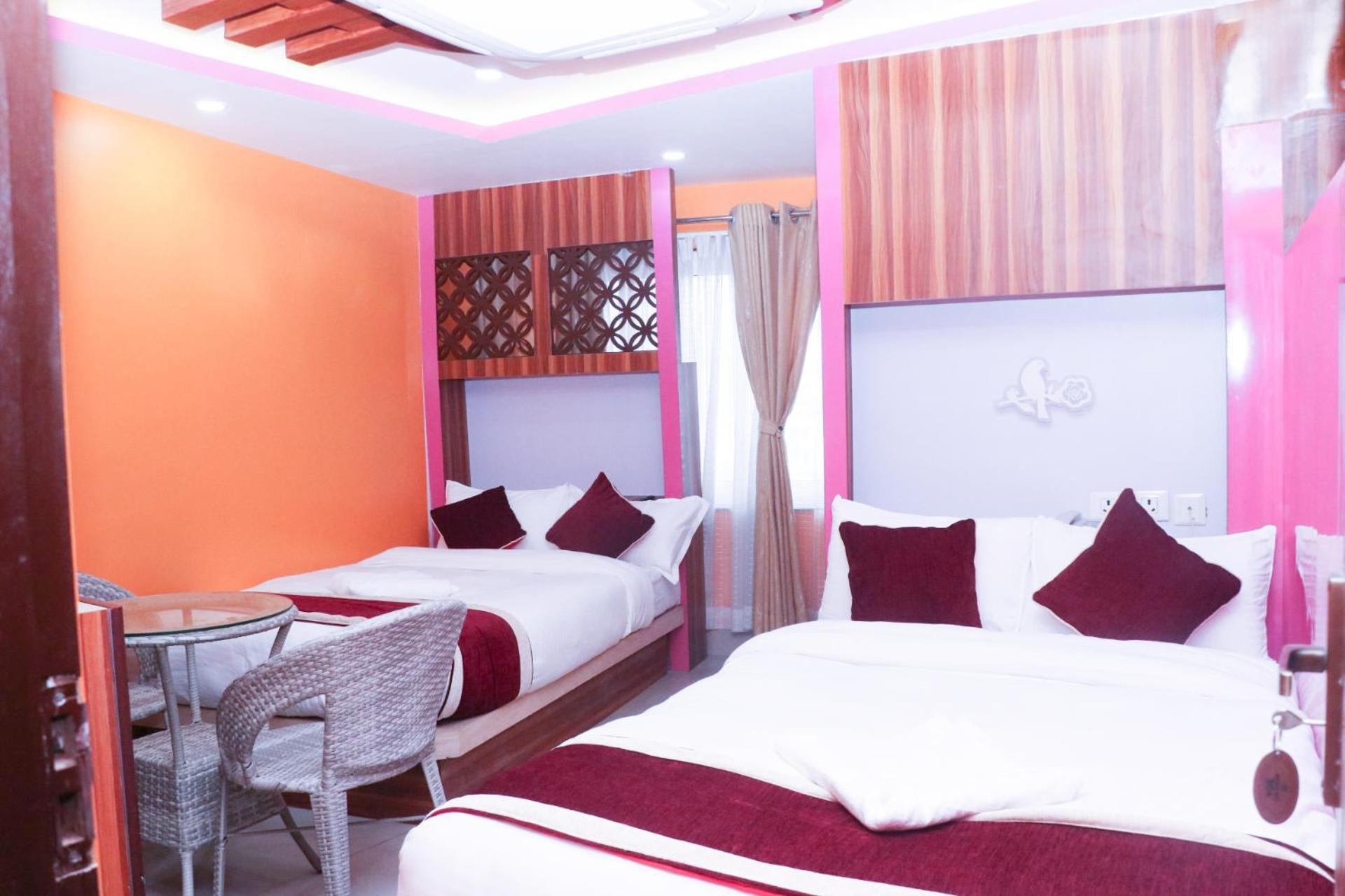 Om Tandoori Hotel カトマンズ エクステリア 写真